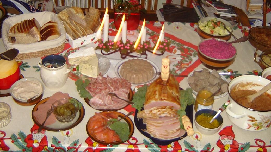 Vánoční švédský stůl