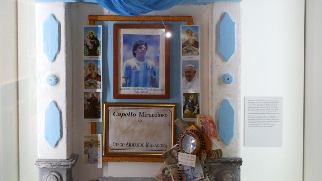 Oltář s vlasy Diega Maradony. Fanouši v Neapoli se k němu dodnes chodí modlit