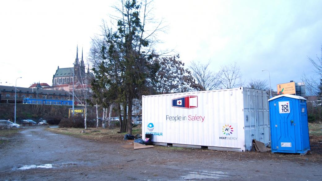 Lidé bez domova v Brně testují spaní v zateplených kontajnerech