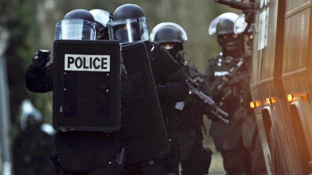 Francouzští policisté pátrají po pachatelích útoku na Charlie Hebdo u Longpont severně od Paříže
