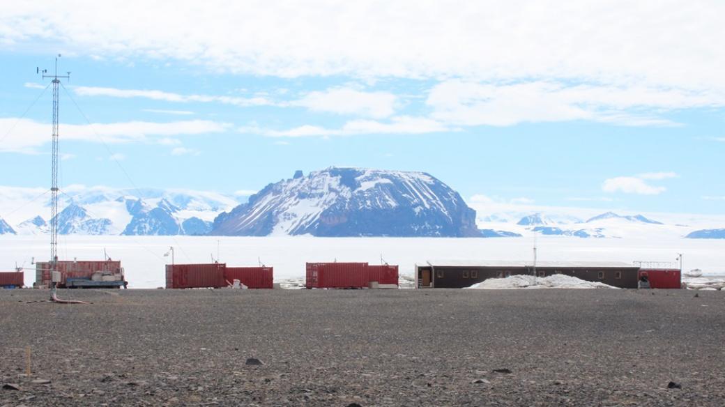 Česká vědecká stanice Johanna Gregora Mendela na ostrově Jamese Rosse v Antarktidě krátce po základním odzimování. V pozadí zamrzlý průliv Prince Gustav Channel a pohoří Antarktického poloostrova