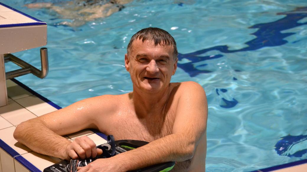 Miroslav Smrčka trénuje v bazénu na paralympiádu v Riu