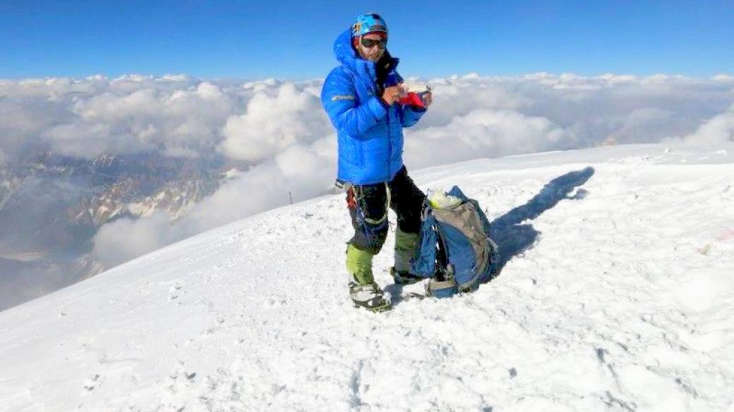 Honza Tráva Trávníček na vrcholu himalájské K2