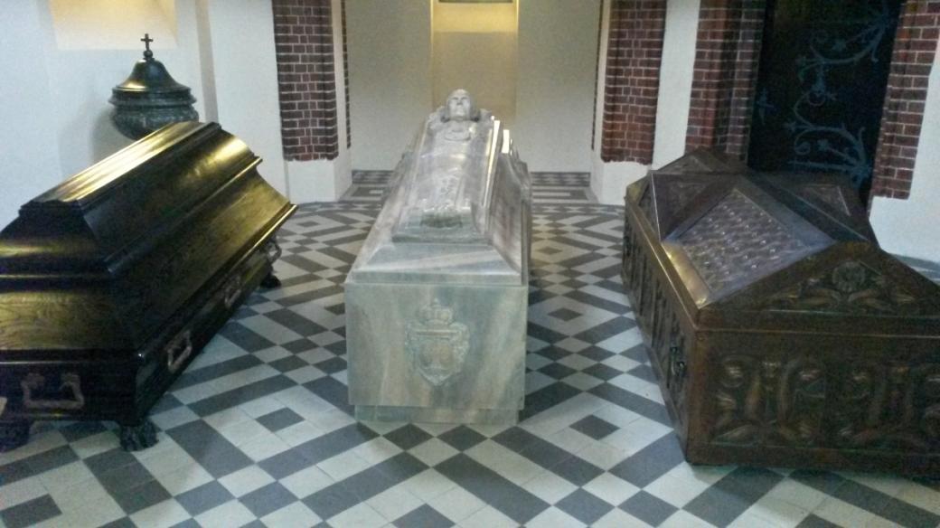 Tři sarkofágy z mauzolea v Chuchelné