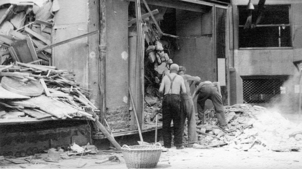 Odklízení trosek obchodního domu Prokop a Čáp v létě 1945