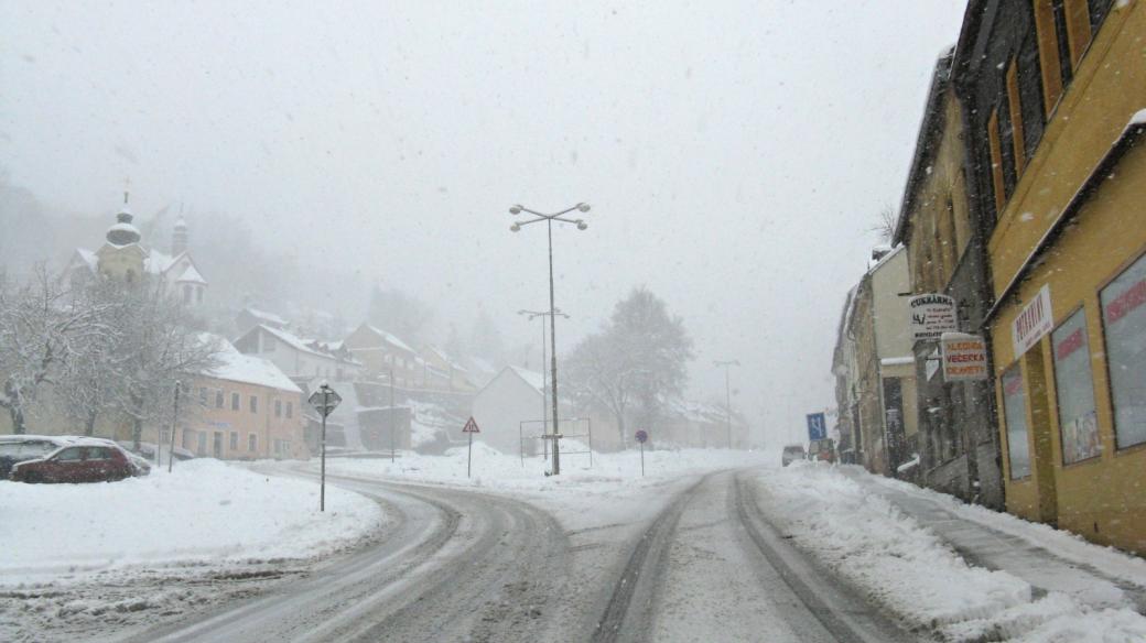 Sníh překvapil řidiče i v Jáchymově