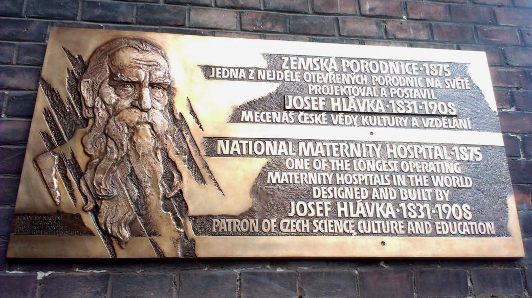 Památku Josefa Hlávky a zároveň narození prvního dítěte v Zemské porodnici připomíná pamětní deska hned vedle vchodu do budovy