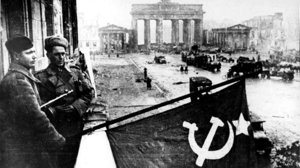 Sovětští vojáci vyvěšují po dobytí Berlína vlajku na hotelu Adlon, květen 1945