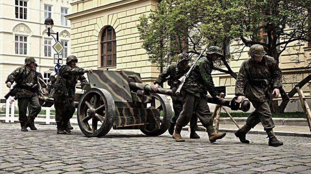 Bojová ukázka k připomínce výročí konce druhé světové války před Jihočeským muzeem v Českých Budějovicích