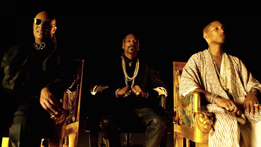 Snoop Dogg u mikrofonu, Pharrell Williams v producentské kabině