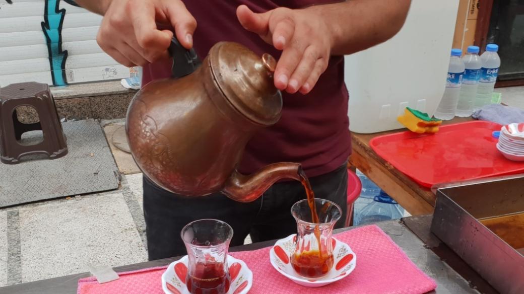 Sklo je pro turecký čaj důležité. Každý si řekne, jak chce čaj silný a ve skle si podle barvy může zkontrolovat, jestli je to správně.