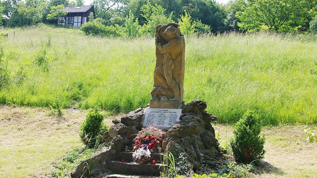 Nedaleko odbočky ke Švédským šancím stojí pomník padlých