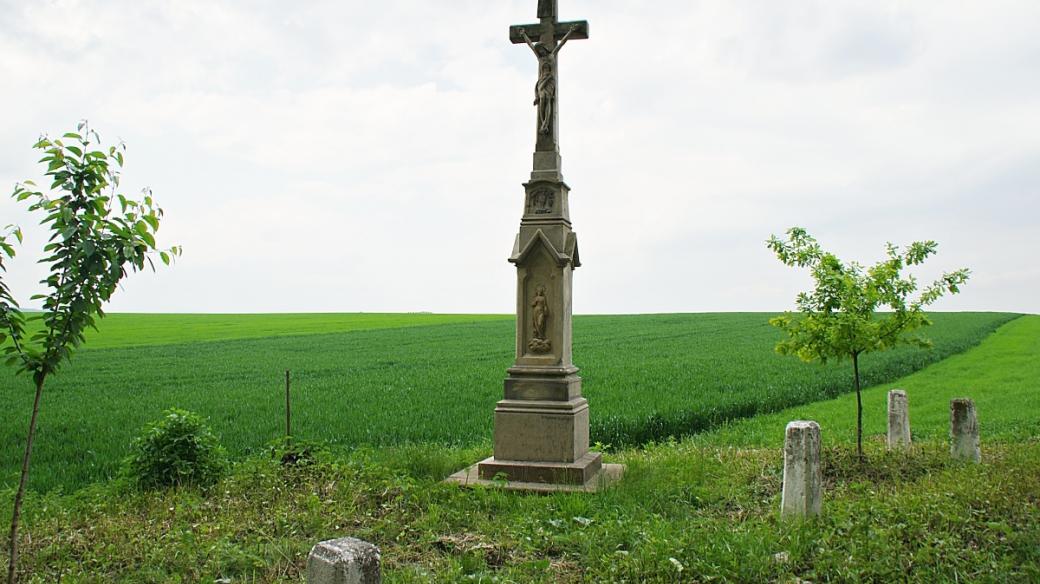Kousek za hřbitůvkem směrem k Měrovicícm stojí další kříž. Podle donátorů nese jméno Chybův