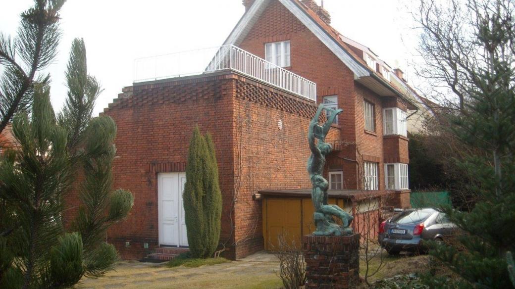 Rodinný dům sochaře Bohumila Kafky a jeho ženy Berty byl postaven podle návrhu architekta Pavla Janáka