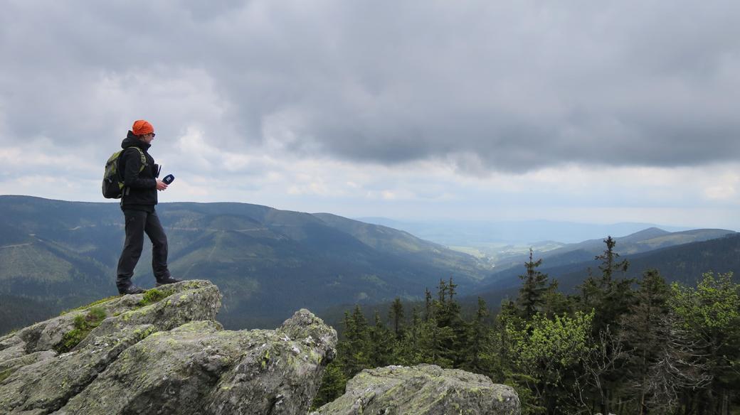 Redaktorka Tereza Brázdová při výstupu na nejvyšší horu Pardubického kraje Králický Sněžník