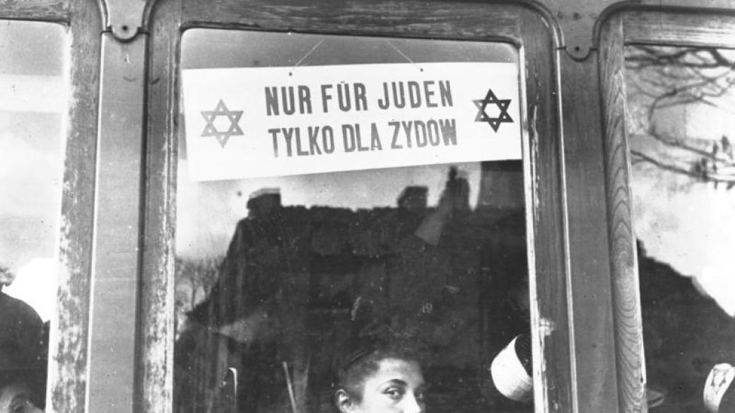Varšava 1940, nápis na tramvaji "Pouze pro Židy"