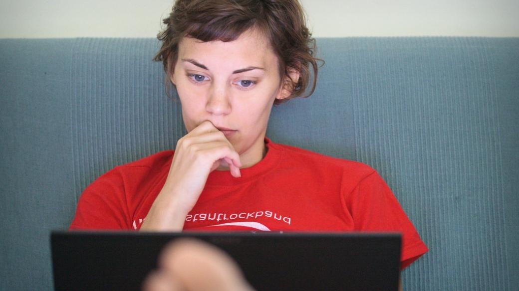 Na gauči - žena s notebookem - počítač - práce z domu - učení