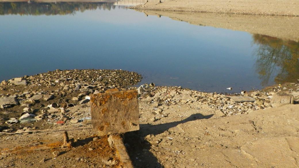 Dlouhotrvající sucho odhalilo na Žermanické přehradě léta ukryté pozůstatky staveb. Rezavějící zbytky starého mola