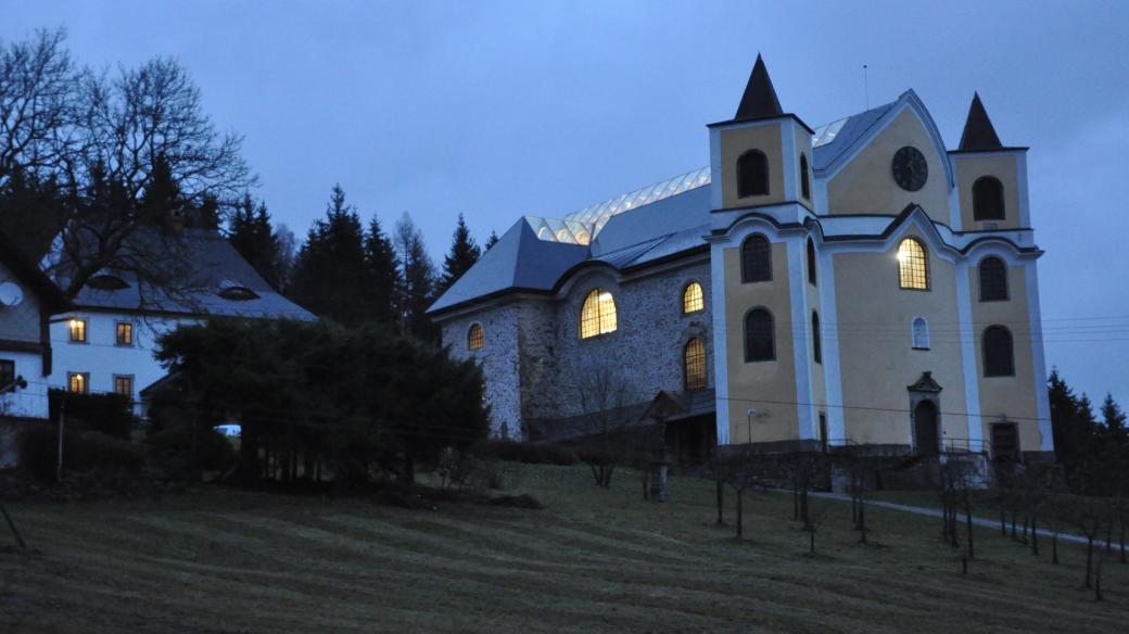 Kostel v Neratově s unikátní prosklenou střechou