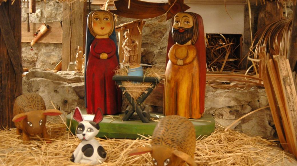 Dřevěný betlém. Vánoční výstava s názvem Lidová řemesla v Betlémské kapli 2015