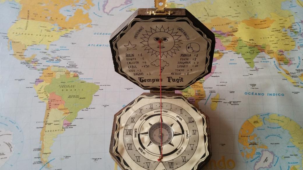 Mapa, kompas (ilustrační foto)