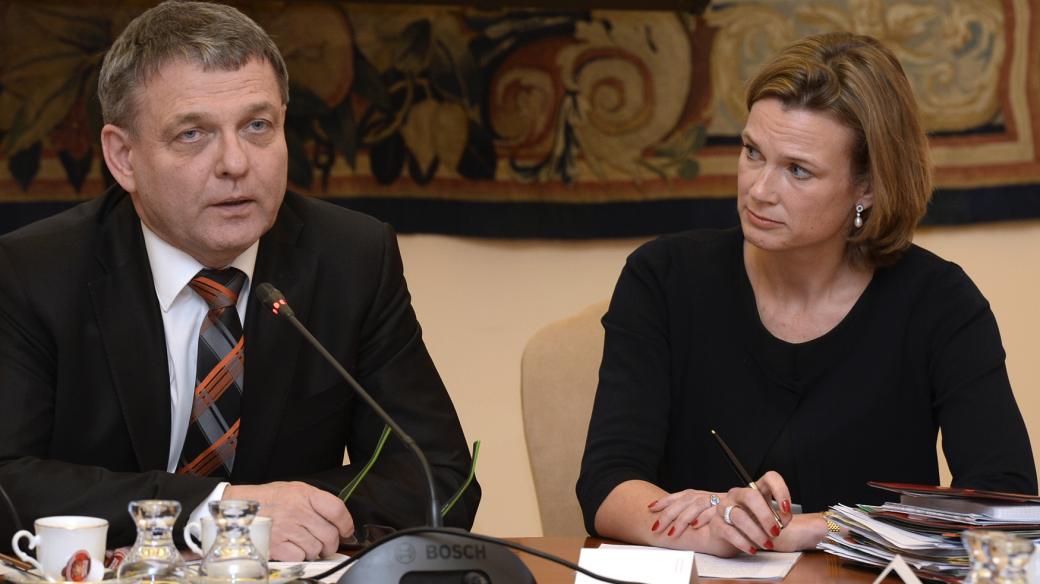 Nově jmenovaná koordinátorka Evropské komise pro boj s antisemitismem Katharina von Schnurbeinová (vpravo) se setkala 12. ledna v Praze s partnery z jiných zemí a mezinárodních institucí. Jednání se účastnil také ministr Lubomír Zaorálek (vlevo).