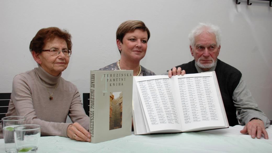 Dagmar Lieblová, Lenka Linhartová a Toman Brod ukazují Terezínské pamětní knihy