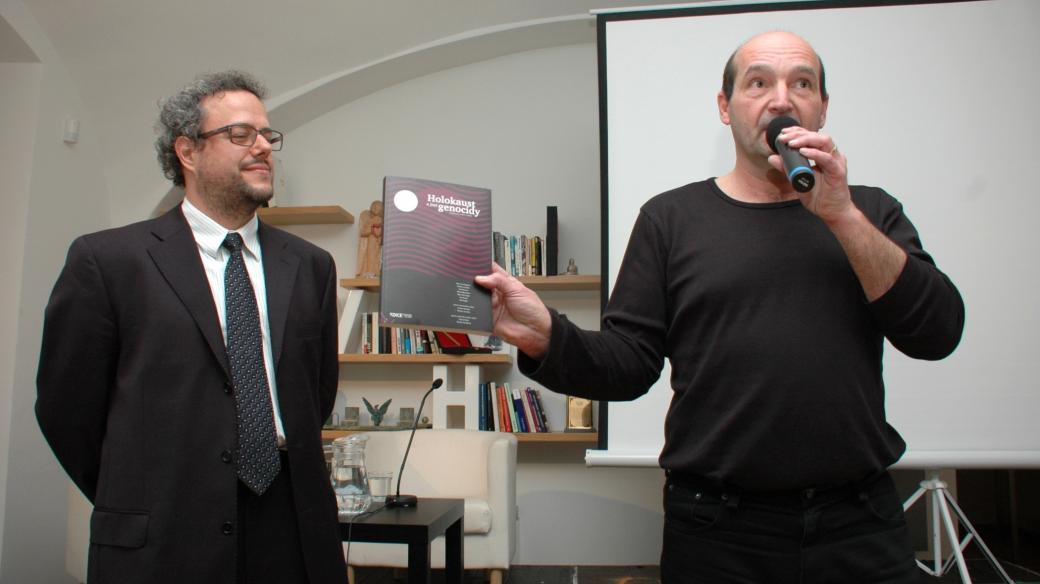 Martin Šmok a Petr Pánek představují knihu Holocaust a jiné genocidy