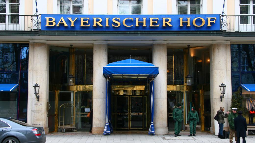 Hotel Bayerischer Hof v Mnichově, kde se koná každoroční Mnichovská bezpečnostní konference