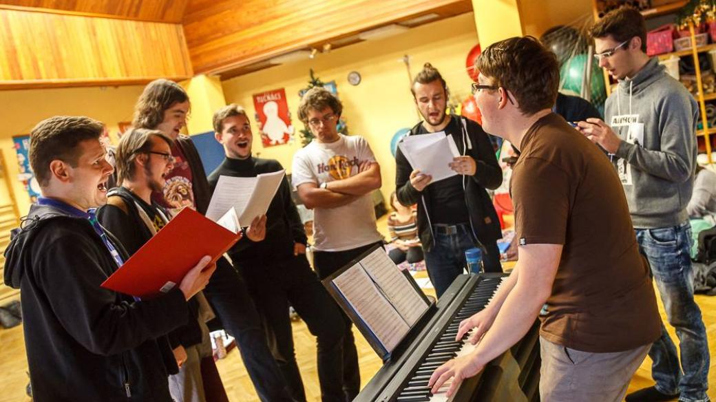 Zkoušky na nový muzikál Cyrano, který napsal osmnáctiletý student Vojtěch Adamčík