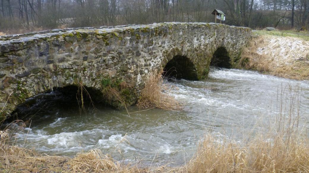 Most U Lutriána je postavený z lomového kamene
