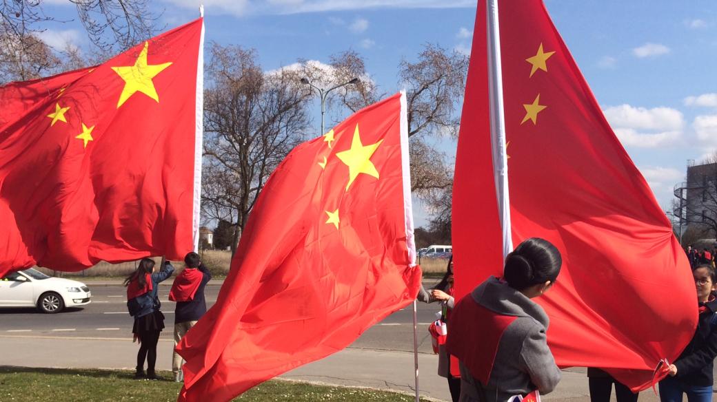 Číňané s vlajkami se chystají vítat prezidenta Si Ťin-pchinga v Praze