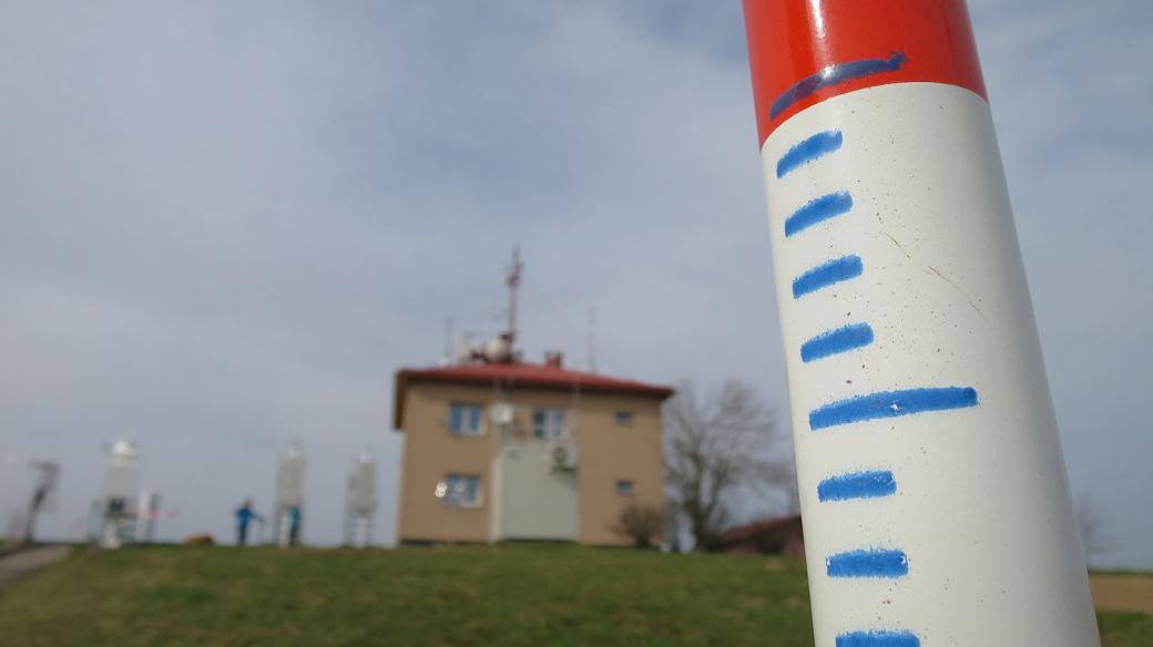 Meteorologická stanice ve Svratouchu, v popředí sněhoměrná tyč