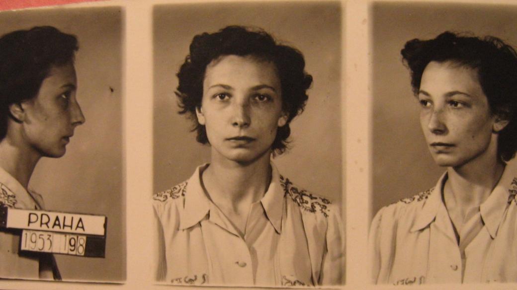 Vězeňská fotografie Milušky Havlůjové z roku 1953