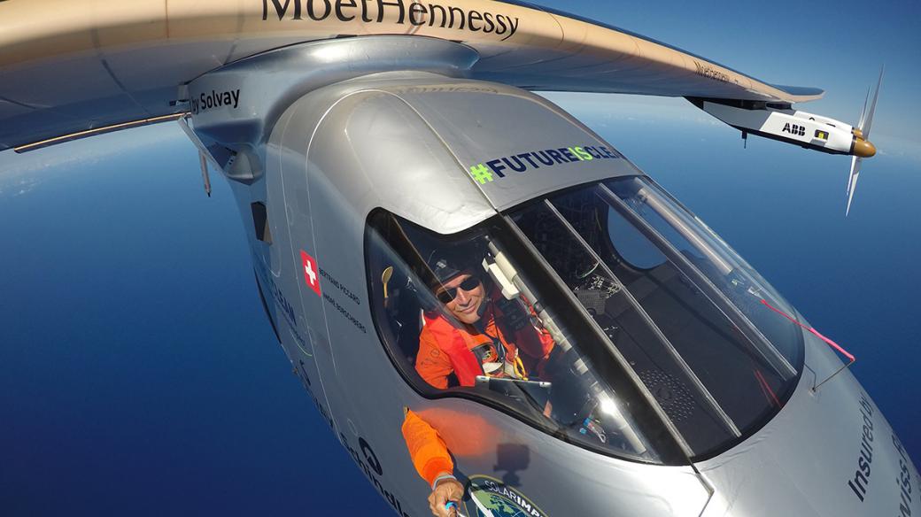 Bertrand Piccard pořídil během cvičného letu na Havaji selfie