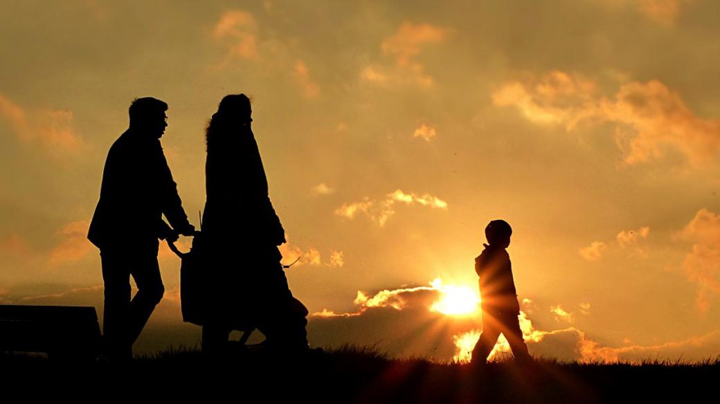 rodina, procházka, západ slunce