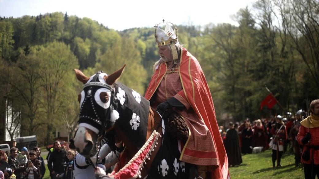 Karel IV. ve slavnostním průvodu při příležitosti zahájení lázeňské sezóny v Karlových Varech