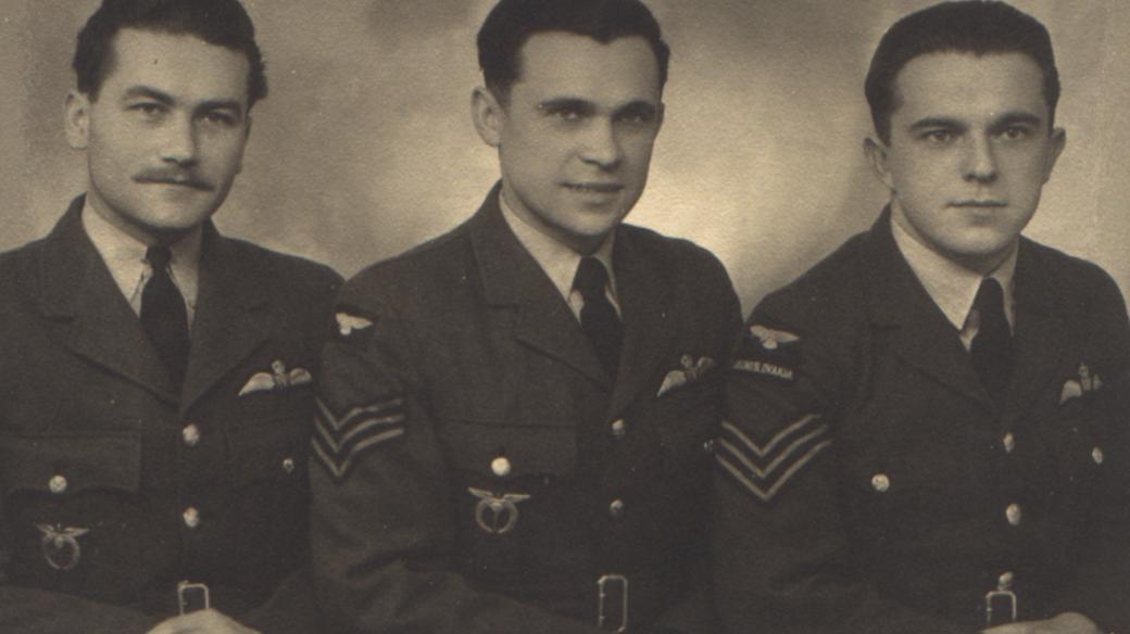Alois Šiška (uprostřed)
