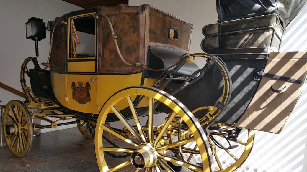 Luxusní kočár Landauer z počátku 19. století vystavuje Poštovní muzeum ve Vyšším Brodě
