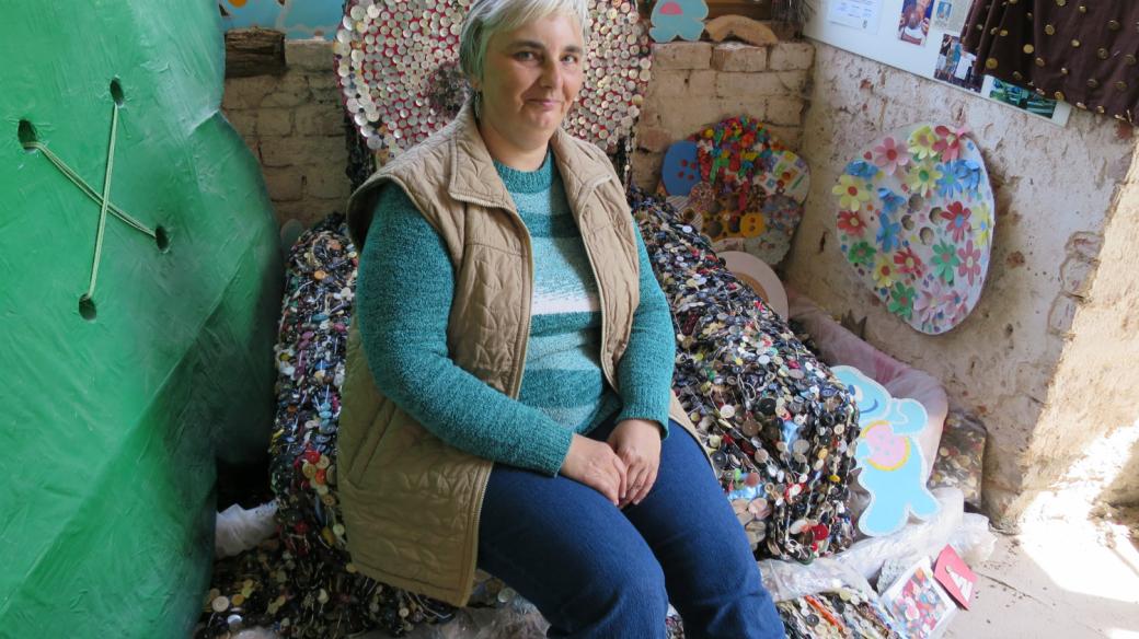 kastelánka Krasava Šerkopová na křesle, které pokrývá rekordní návlek z knoflíků