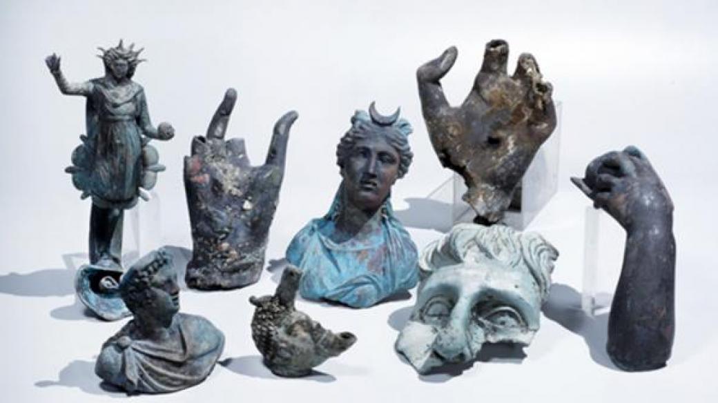 Bronzové předměty objevené ve vraku lodi v Cesareji