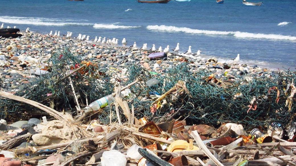 Odpadky z moře - plast na pláži