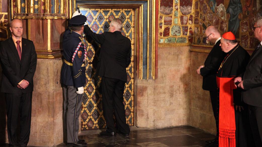 Uložení korunovačních klenotů do Korunní komory v Chrámu sv. Víta