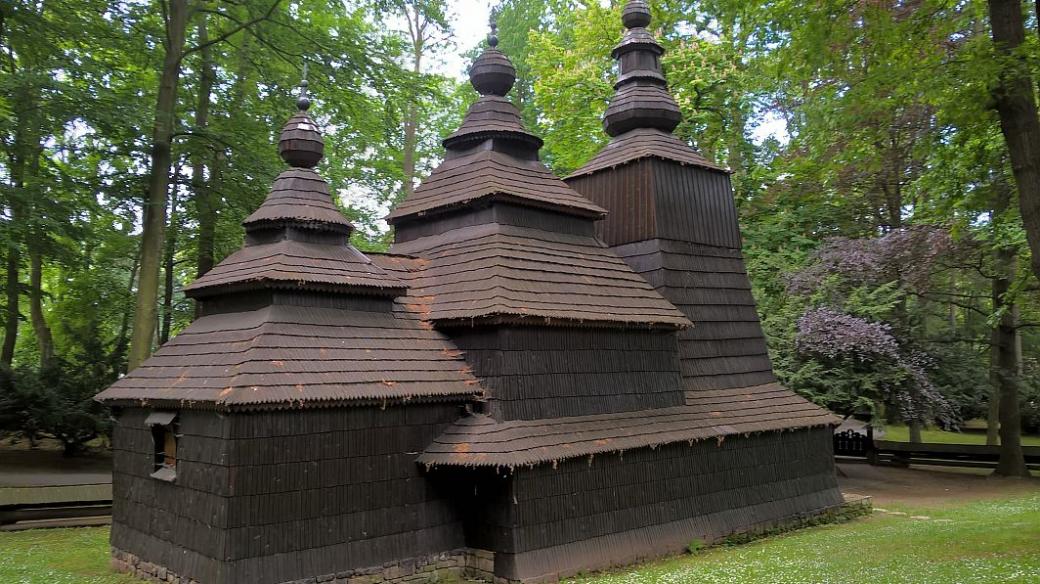 Dřevěný kostel Svatého Mikuláše v Hradci Králové je o 100 let mladší, než se předpokládalo