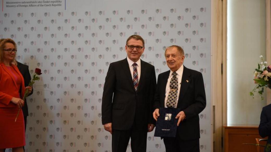 Ministr zahraničních věcí ČR Lubomír Zaorálek udělil ocenění Gratias agit Avrahamu Harshalomovi
