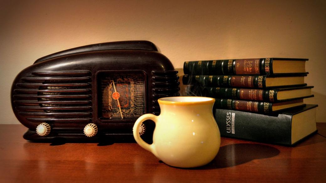 staré rádio, hrnek, knihy, retro