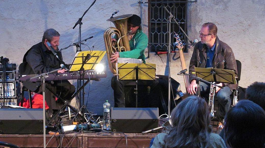 Na koncertě kapely Jan Spálený Trio na nádvoří tvrze Cuknštejn vznikla nahrávka pro desku