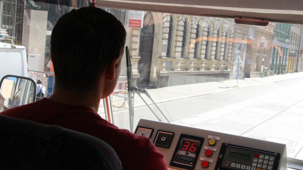 Dopravní podnik města Brna školí vysokoškolské studenty na řidiče tramvají
