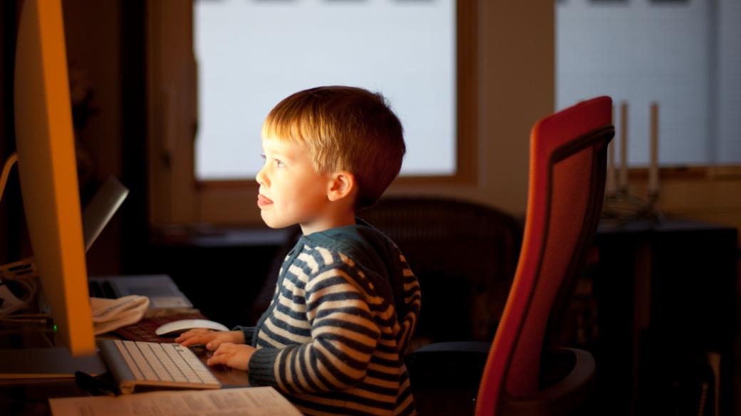Dítě u počítače