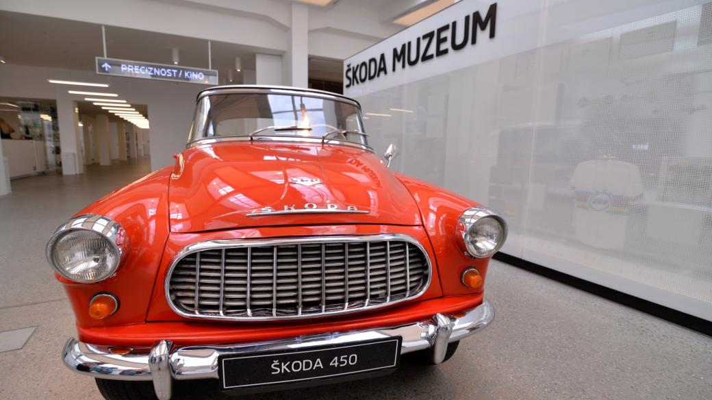 Vozy jsou ve Škoda Muzeu samozřejmě na každém kroku
